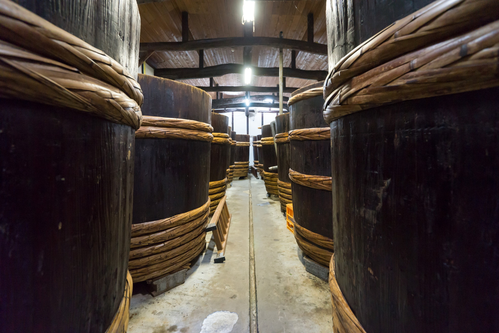 江戸時代から伝わる木桶には本漆が塗られ、蔵の壁と床下には大量の炭が埋め込まれており、湿気がたまらない工夫がされています。